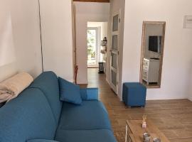 Studio cosy neuf calme -Parking Terrasse privée Piscine 5mn Gare TGV Aix et ZA Aix la Duranne 15 mn Aéroport Marseille，位于卡布列斯的酒店