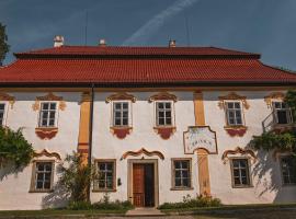 Zámeček Ostrov，位于Ostrov的旅馆