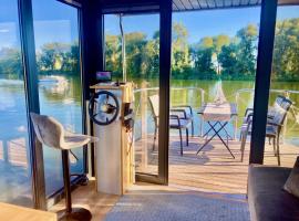 HAUSBOOT - Schwimmende feststehende Ferienwohnung direkt auf der Havel mit Weitblick aufs Wasser，位于凯钦的船屋