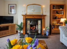 Saintfield Centre - Sleeps 8 - Garage & patio，位于Saintfield的酒店