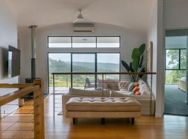 Luxury Hilltop Hideaway Private Outdoor Bath Stunning Hinterland Views，位于梅普尔顿的酒店
