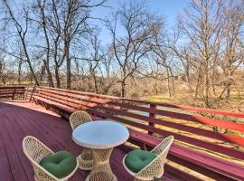 Creek Access and Deck Runningwater Lancaster Gem，位于兰开斯特的酒店