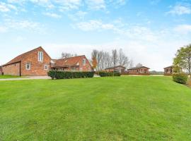 Camper Uk Leisure Park，位于Doddington的酒店