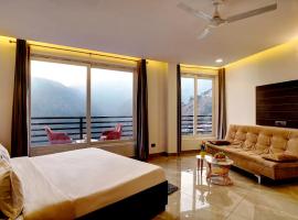 Hilltop Valley View Villa Nainital，位于博瓦利的酒店
