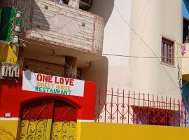 One Love Guesthouse & Restaurant，位于卢克索的宠物友好酒店