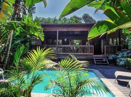 Peaceful cabin with pool on tropical south coast，位于爱德华港的酒店
