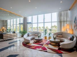 Radisson Dubai Damac Hills，位于迪拜阿勒马克图姆国际机场 - DWC附近的酒店