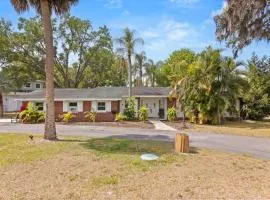 Luxury Home, Workspace, Movie Room and BBQ