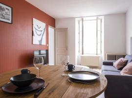 Gîte Terracotta de Segré ? cuisine ? chambre (lit queen size) ? salon，位于塞格雷的酒店