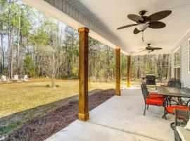 4 Mi to Marina and Boat Ramp Lake Murray Getaway!，位于Chapin的酒店