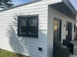 Villa Maria Garden Lodge - 2 Mins to Beach - Coastal - Large Garden - Modern