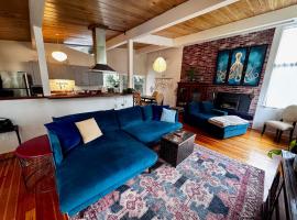 Humboldt Haven- Gorgeous Home for 10 w Gardens, Firepits, Forest & Bay Views，位于阿克塔的酒店