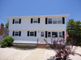 Pet Friendly, Wifi, Outdoor Shower, Deck, Pet Friendly, Beach Chairs, Beach Badges, Keurig,，位于希普博特姆的酒店