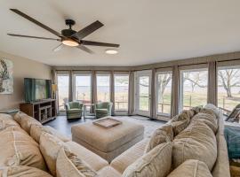 Private Beach and Fishing Pier Wicomico River House，位于Chance的酒店