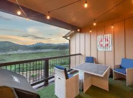 Luxury home minutes to Jordanelle with balcony, BBQ, firepit, hot tub, hiking and biking nearby
