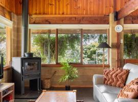 Hazel beach house - 4mins to beach 20min to Broulee，位于Moruya Heads的酒店
