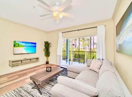 Near Disney - Spacious 3BR Condo with Pool & Hot Tub!，位于奥兰多的酒店
