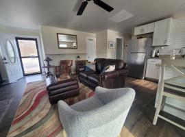 Riverfront Cottage in Owego，位于Owego的酒店