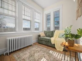Charming Studio with Sun Room Sleeps 4