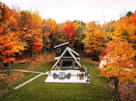 The A-Frame at Harvest Moon Acres，位于Stamford的酒店