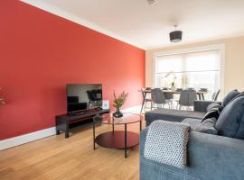 3 BDR House By Caledonia Luxe Stays Short Lets & Serviced Accommodation Grangemouth，位于格兰奇茅斯的酒店
