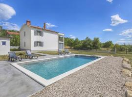 Apartment in Labin with Pool & Beach Nearby，位于Strmac的酒店