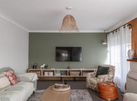 Cosy Ulverstone Getaway with Parking，位于阿尔弗斯通的酒店