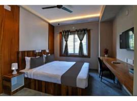 Hotel Signature Inn Near Ayurvedic Hospital & Sum Hospital Budget Friendly，位于布巴内什瓦尔的酒店