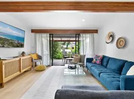 Stylish Townhouse, private courtyard walk to beach