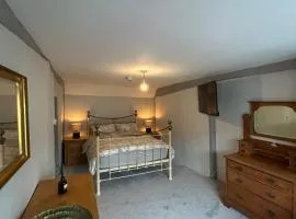 4 Bed Apartment The Windmill 16th Century Pub