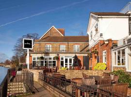 Sunday London Staines-upon-Thames Heathrow T5，位于斯坦斯的酒店