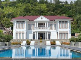 Toba Retreat Mansion and Villas，位于Tomok的带泳池的酒店