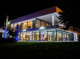 Wellness Villa Biocrystal with heated indoor pool, private spa, tennis court and fitness，位于Hreljin的酒店