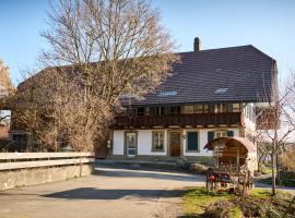 Uelis-Stöckli-Gästezimmer auf Bauernhof mit Billiard und Alpakatrekking，位于Meikirch的酒店