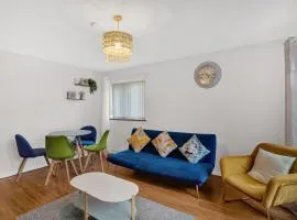 Sleek Stay with Parking - Great for NEC & HS2 Travelers