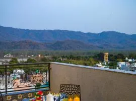 Alaya Stays BYDM The Sky Heaven - 4 BHK Penthouse 15 Min from Triveni Ghat With Balcony, Bar & Lift