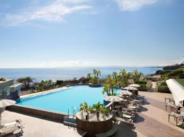 卡塔尼亚福朋喜来登酒店，位于卡塔尼亚的带停车场的酒店