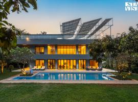 Reflection House by StayVista with Pool, Terrace bar, Indoor games & Exquisite interiors in a nutshell，位于阿利鲍格的酒店