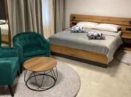 Villa Knezevic-completely renovated 2025，位于普利特维采湖的酒店