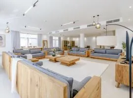 Sea and Mountain Views 6BR and Assistant's Room Villa, with Heated Pool & BBQ Area, Al Dana, Sharm, Fujairah by Deluxe Holiday Homes