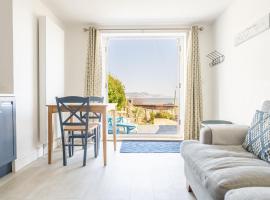 Stunning little house, 2 mins from Lyme Regis beach with a sea view to die for. Sleeps 2, free parking, small dog welcome.，位于莱姆里吉斯的度假屋