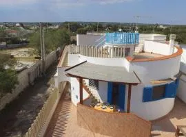 Villa Azzurra con vista mare fronte Spiaggia Specchiarica di San Pietro in Bevagna