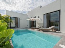 Staylar Pool Villas - Bangtao，位于Ban Pak Lak的酒店