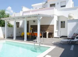 Villa Maria con Piscina nel Boomerang Village a Torre Colimena