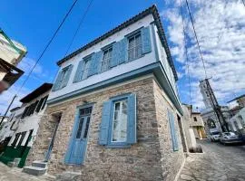 The Blue House - Traditional House in Old Town