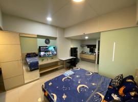 The Square - King Suite - Apartemen Service - 2Person - NetFlix Wifi - Near Petra Campus，位于泗水的酒店