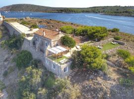 Isla privada, Menorca，位于福尔内利斯的酒店