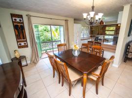 Spacious 3-Bedroom Home - Regency Park，位于布里奇敦的酒店