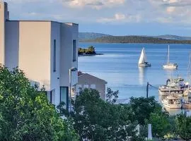 Beautiful Apartment With Pool