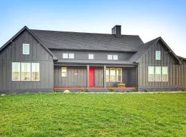 Dale Hollow Lake Views and Hot Tub Tennessee Escape